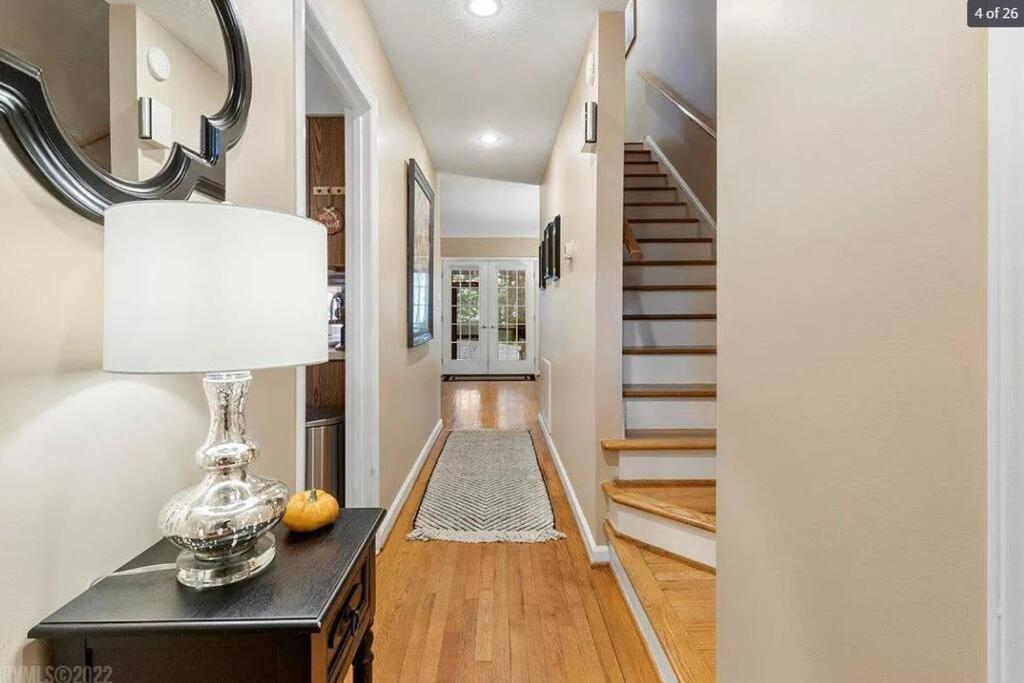 The Red Door 2-Bedroom Townhouse Near Vt & Ru Radford Buitenkant foto