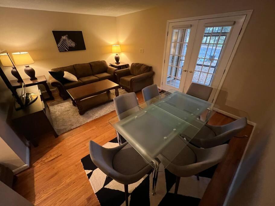 The Red Door 2-Bedroom Townhouse Near Vt & Ru Radford Buitenkant foto