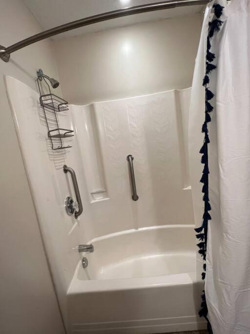 The Red Door 2-Bedroom Townhouse Near Vt & Ru Radford Buitenkant foto